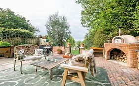 Idyllic 2- Bedroom Barn With Amazing Views